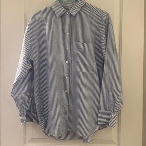 100% linen button up. Oversize. Long sleeve boxy fit. Size XS